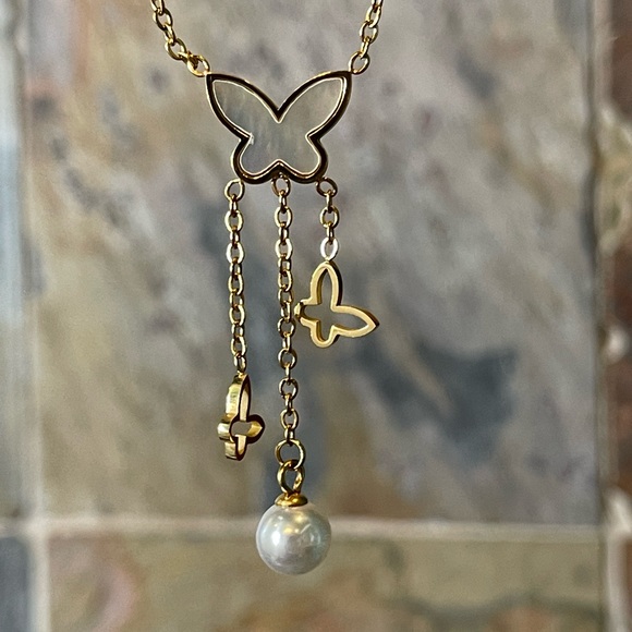 Mother of Pearl Butterfly Necklace - Picture 6 of 9